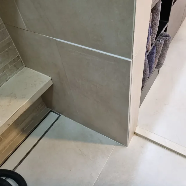 배수로 옆 욕실 벽 타일 모서리를 마감한 욕실벽타일교체 현장
