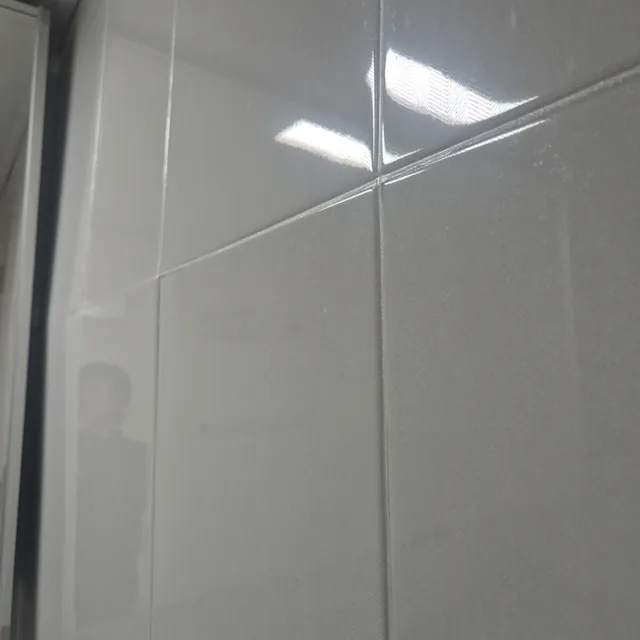 광택 있는 벽 타일 사이에 틈이 벌어진 부위, 벽타일 교체 전 상태